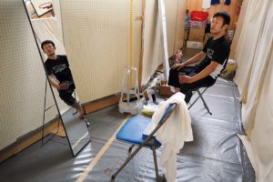 Un coiffeur benevole attend des clients Centre pour deplaces a Otsuchi-cho, departement d'Iwate  le 09 juin 2011