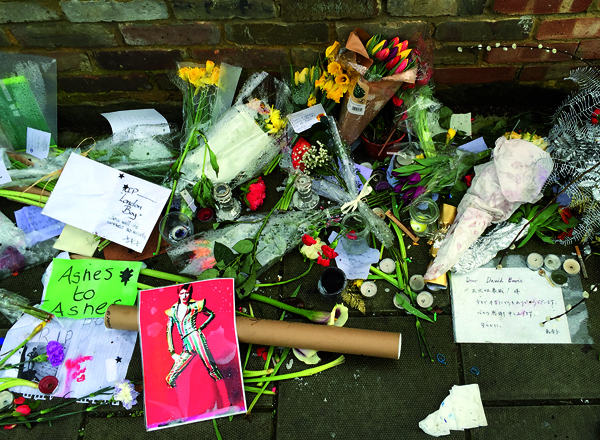 Le 23 janvier 2016, devant la maison natale de David Bowie, à Londres, le message de Kanako (à droite).