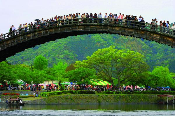 “Plus il y a de monde sur le pont, plus il est solide”, affirme-t-on à Iwakuni.  -Angeles Marin Cabello pour Zoom Japon-
