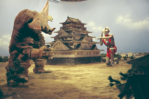 Ultraman affronte Gomora dans les épisodes 26 et 27 quand le monstre décide de s’en prendre au château d’Ôsaka. CR:Tsuburaya Pro