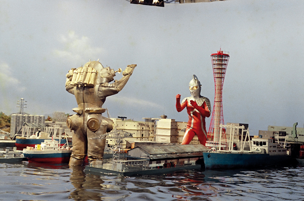 Ultraman affronte King Joe dans le port de Kôbe dans les épisodes 14 et 15 d’Ultra Seven (1967-1968). CR:Tsuburaya Pro