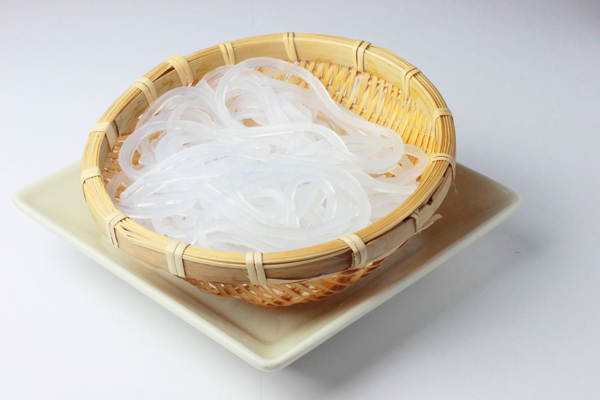 Gris ou blanc ? La couleur de la pâte se définit lorsque l’on râpe les bulbes de konjac avec ou sans la peau.