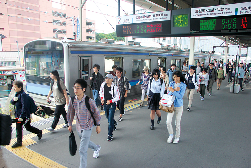 Salariés et élèves se pressent sur le quai de la ligne Senseki à Ishinomaki. ©Ishinomaki Hibi Shimbun