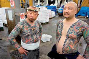 Le marche de Tsukiji a Tokyo vit ses derniers instants, il sera bientot relocalise a Toyosu Un employe d'un grosiste de poisson (a gauche) et son ami posent pour une photo souvenir