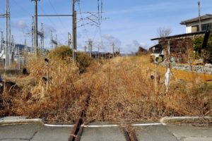 La vie semble s'être soudainement arrêtée il y a deux ans autour de la centrale de Fukushima. Cette voie de chemin de fer a l'abandon est la ligne Joban qui traverse la zone des 20 kilomètres.