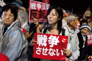 Manifestation le 9/10/2015 devant la Diete contre la revision de la constitution pacifique du Japan. Cette jeune femme semble perdue au milieu d'une foule de manifestants tres majoritairement ages ou tres ages.