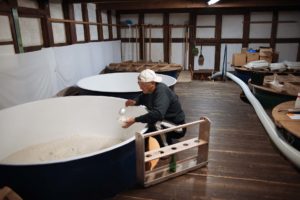 ouvrier-fermentation-riz-pour-sake-japon