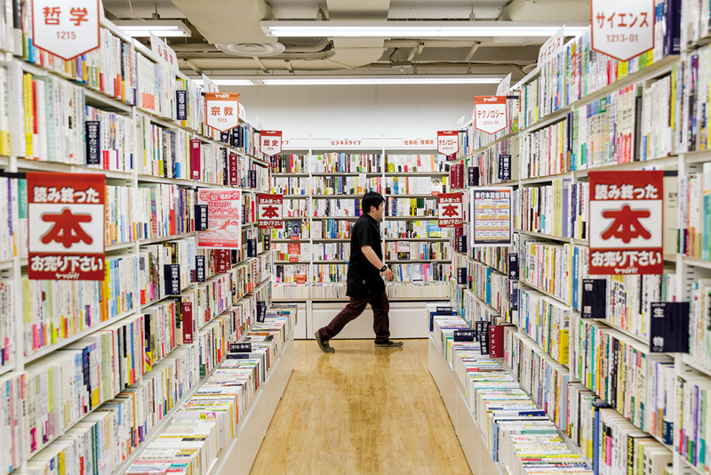 Chez Book Off, les acheteurs sont aussi des vendeurs en puissance. ©Jérémie Souteyrat pour Zoom Japon