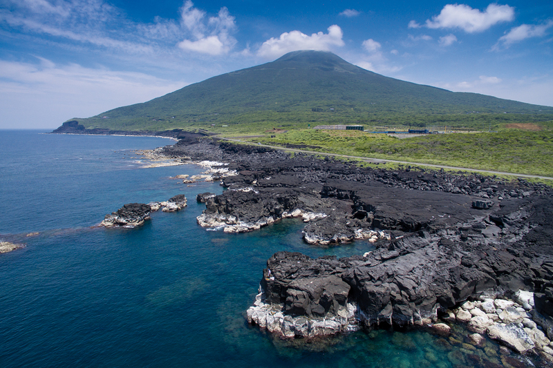 L’île de Hachijô abrite deux volcans dont le Hachijô Fuji qui doit son nom à sa forme proche de celle du célèbre mont Fuji. ©Jérémie Souteyrat pour Zoom Japon