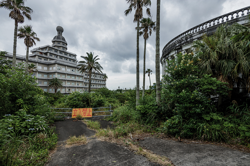Symbole de la folie immobilière des années 1960, l’Oriental Hotel Resort est aujourd’hui à l’abandon. ©Jérémie Souteyrat pour Zoom Japon
