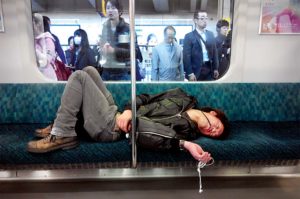 Ligne Yamate a Tokyo Un jeune homme endormi sur une banquette de train