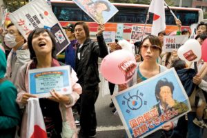 Des centaines de manifestants nationalistes defilent devant le siege de Fuji TV, quartier d'Aoyama a Tokyo, pour protester contre les programmes TV coreens. Le 06 novembre 2011