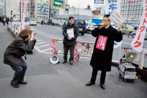Des hommes du groupe "sabetsu network / ????????" manifestent contre les wagons reserves aux femmes dans les trains de Tokyo. Ils entendent ainsi protester contre les discriminations a l'encontre des hommes dans la societe japonaise. Entree Sud de la gare de Shinjuku, Tokyo 10 Fevrier 2011