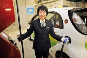 Madame SHIMOHIRA, chauffeur de la compagnie de Taxi HINOMARU, fait "le plein" de son vehicule electrique. L'arrondissement de Chiyoda a Tokyo et la compagnie Hinomaru viennent de mettre en place un service de Taxi entierement electriques pour diminuer les emissions de CO2.