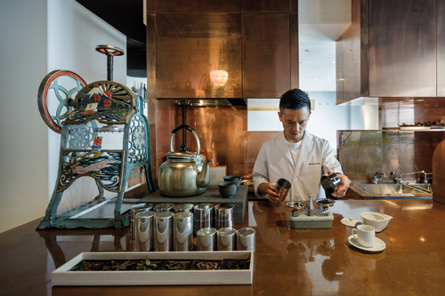 Sakurai Shin’ya utilise son expérience de barman pour explorer de nouvelles voies dans la préparation du thé. (Jérémie Souteyrat pour Zoom Japon)