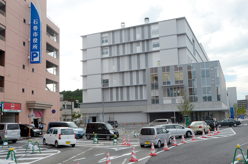 Le nouvel hôpital municipal a été implanté dans le quartier de la gare. Il jouxte désormais la mairie. ©Ishinomaki Hibi Shimbun