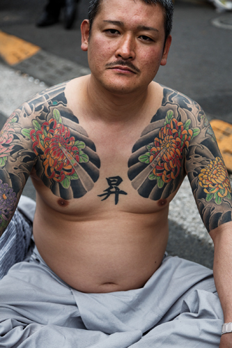 Les tatouages ont abusivement été associés à la pègre par les films des années 1960-70. ©Jérémie Souteyrat pour Zoom Japon