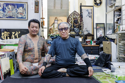 Horiyoshi III dans son atelier de Yokohama. A 70 ans, ce maître tatoueur incontesté défend une approche traditionnelle de son métier. ©Jérémie Souteyrat pour Zoom Japon