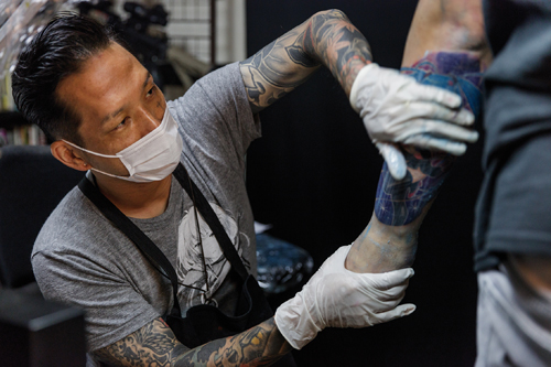 Aki Bonten reçoit une à deux fois par semaine des demandes pour des tatouages inspirés par des mangas ou des animes. ©Jérémie Souteyrat pour Zoom Japon
