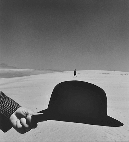 Photo de la série “Mode dans les dunes” (1983-93).© Ueda Shôji