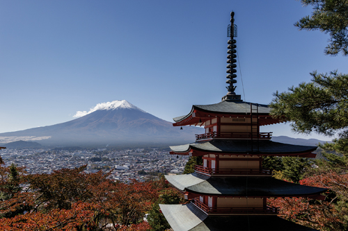 Le mont Fuji vu de la pagode Chureito à Fujiyoshida. ©Jérémie Souteyrat pour Zoom Japon