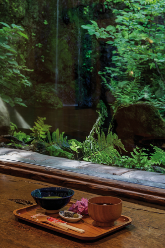 Passage obligé, le salon de thé ouvert sur le merveilleux jardin imaginé par l’artiste. ©Jérémie Souteyrat pour Zoom Japon