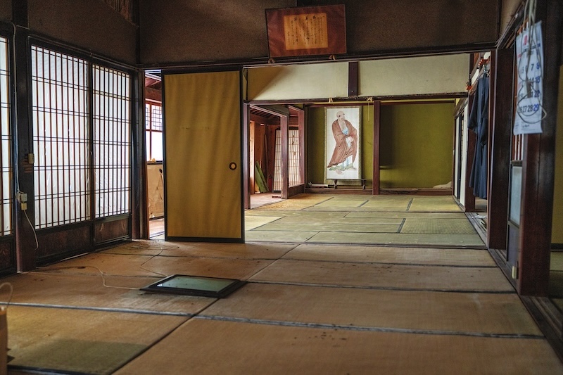 Inside of Gyônen temple - Picture