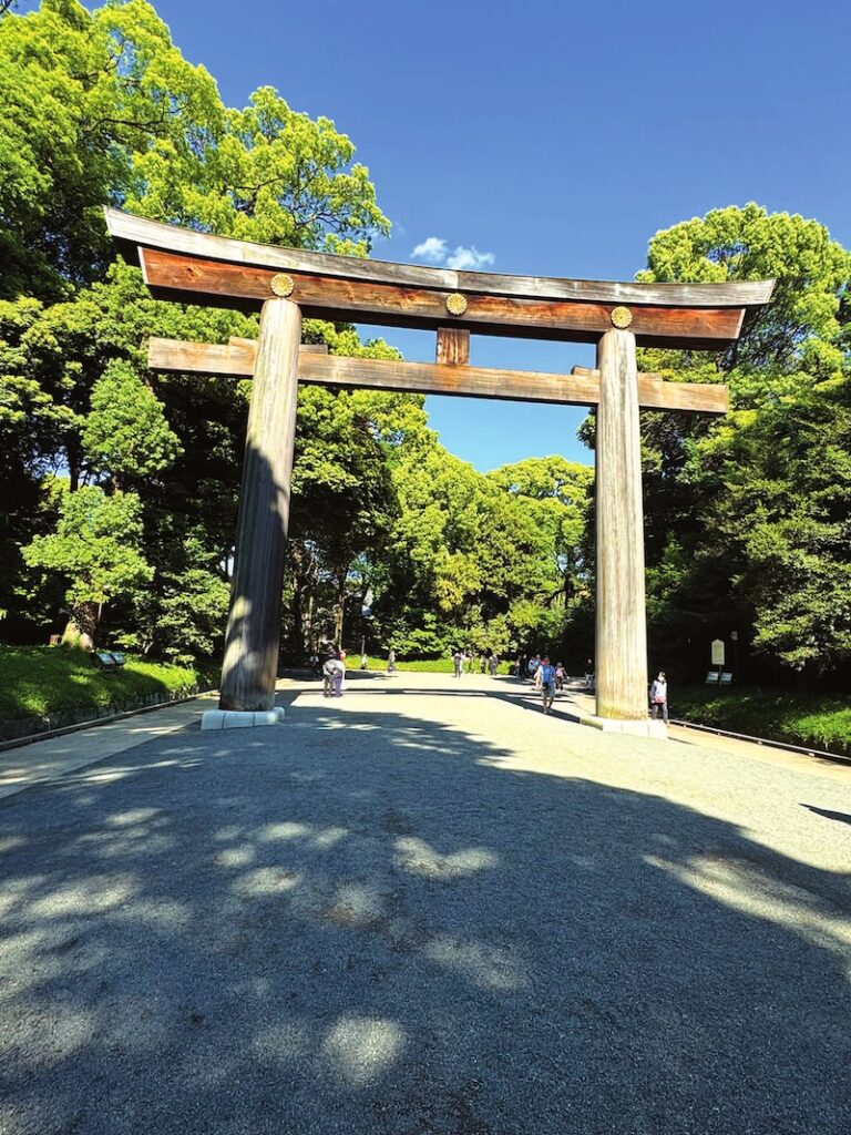 Le grand torii de bois du sanctuaire Meiji