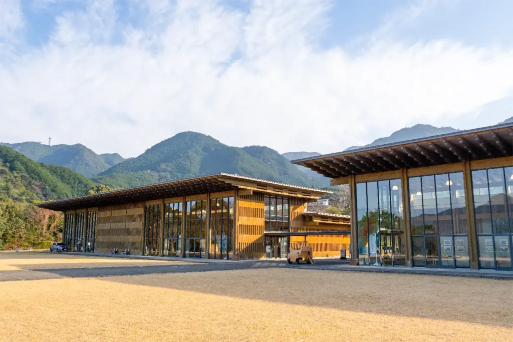 Centre pr&eacute;fectoral du Kumano Kodō de Mie, b&acirc;timent d&rsquo;accueil et d&rsquo;exposition &agrave; Owase, Japon
