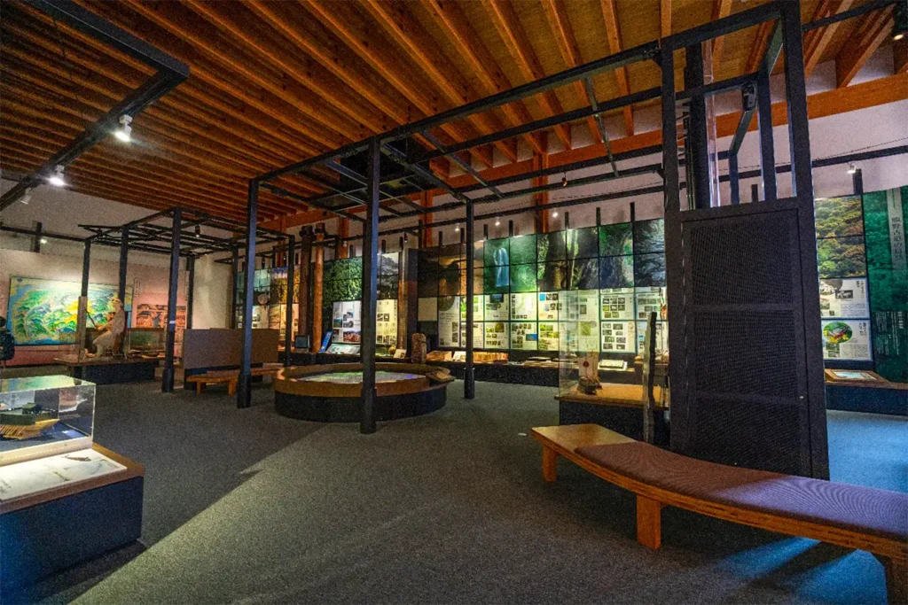 Espace d&rsquo;exposition du Centre pr&eacute;fectoral du Kumano Kodō de Mie, Japon