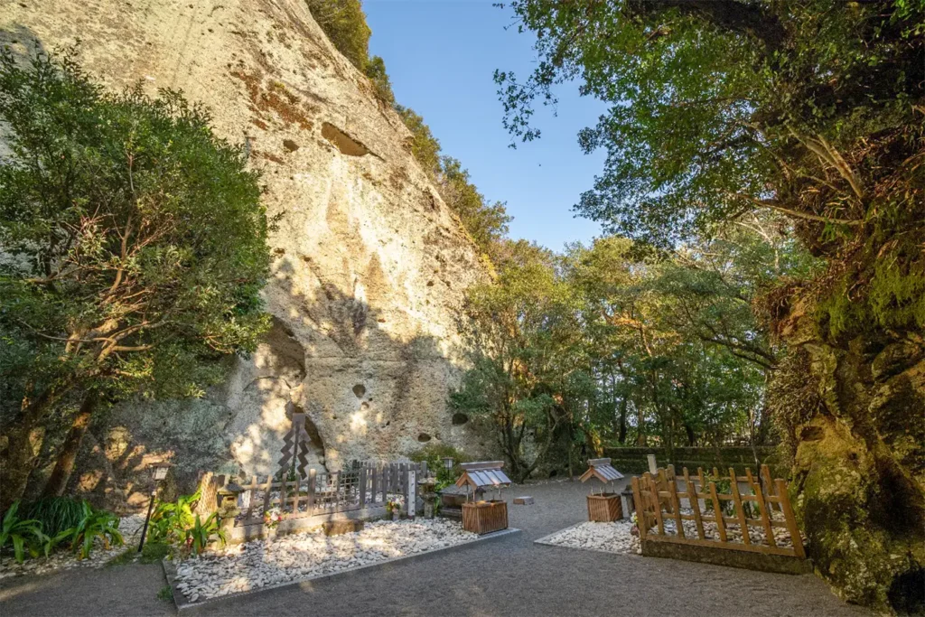 Roche sacr&eacute;e de Hana-no-Iwaya, lieu de culte sans b&acirc;timent, Japon