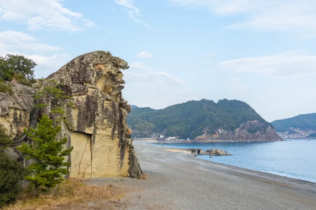 Shishi-iwa, formation rocheuse c&ocirc;ti&egrave;re pr&egrave;s d&rsquo;Onigajō, Kumano, Japon