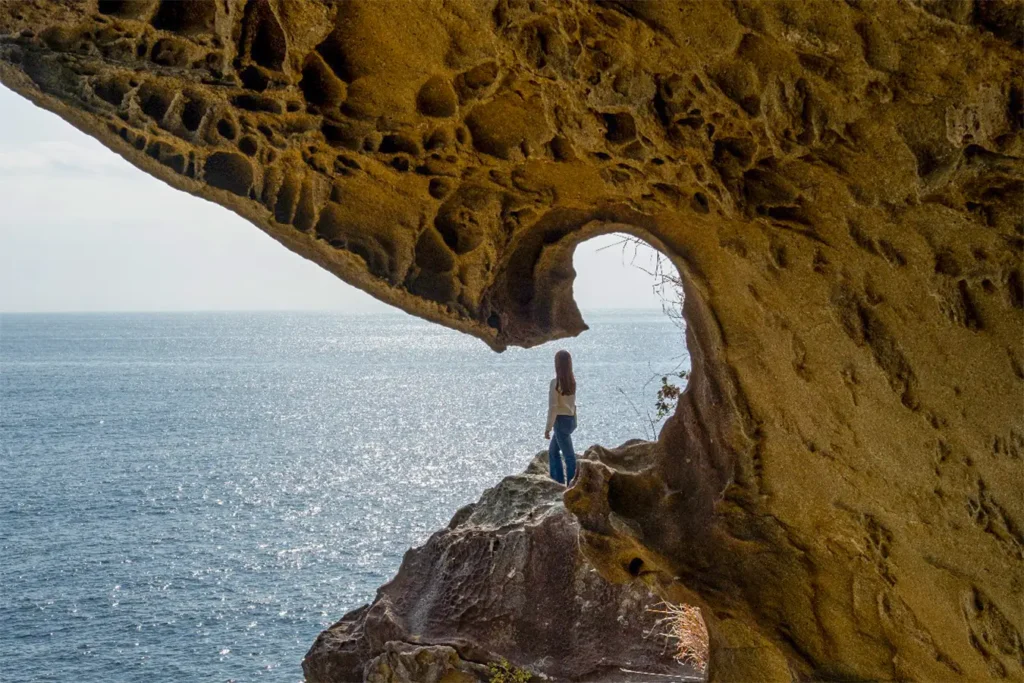 Falaises d&rsquo;Onigajō sculpt&eacute;es par l&rsquo;&eacute;rosion marine, c&ocirc;te de Kumano, Japon