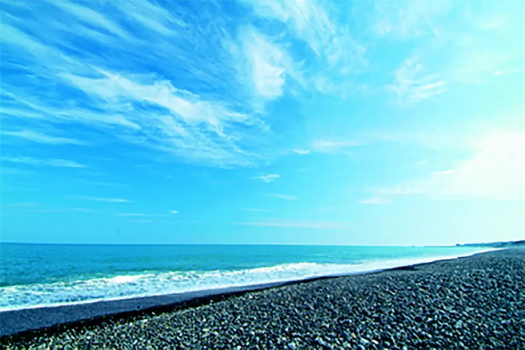 Plage de galets noirs de Shichirimihama, c&ocirc;te pacifique du Kumano, Japon