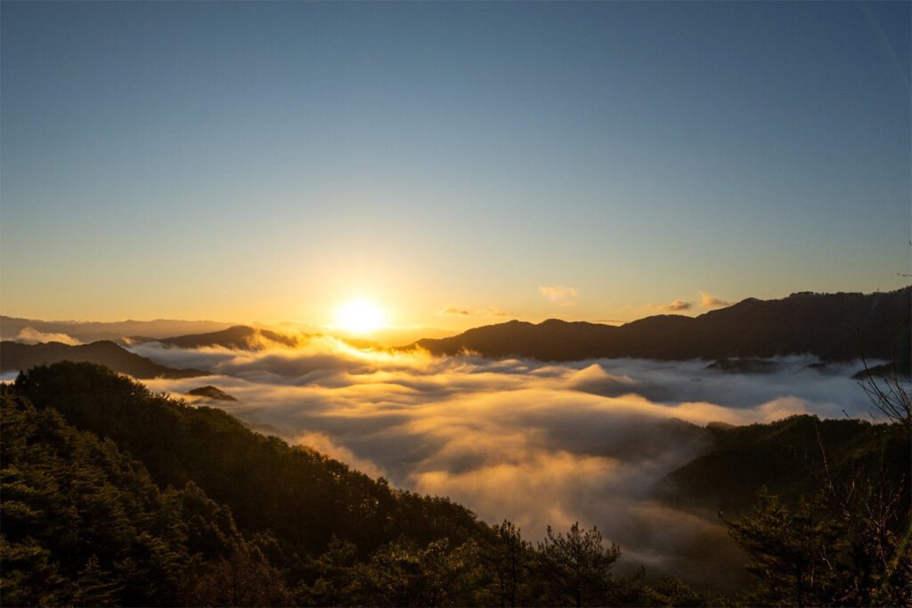 Mer de nuages au-dessus de la vall&eacute;e du Kohechi, Kumano Kodō, Japon