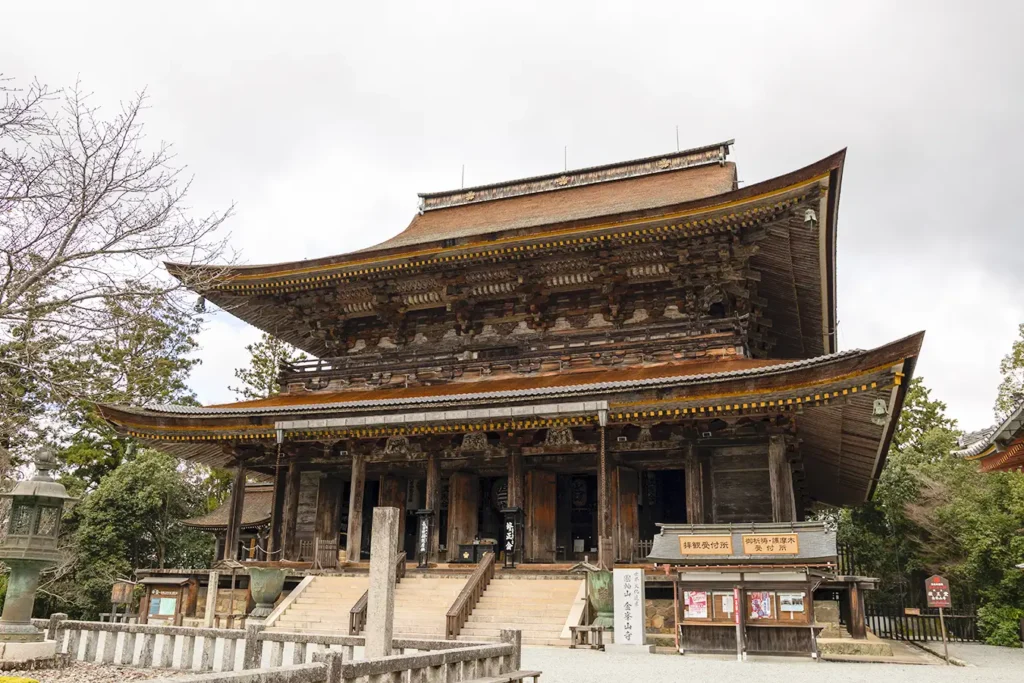 Temple Kinpusen-ji &agrave; Yoshino-&Ocirc;mine, site sacr&eacute; du shugend&ocirc;, Japon