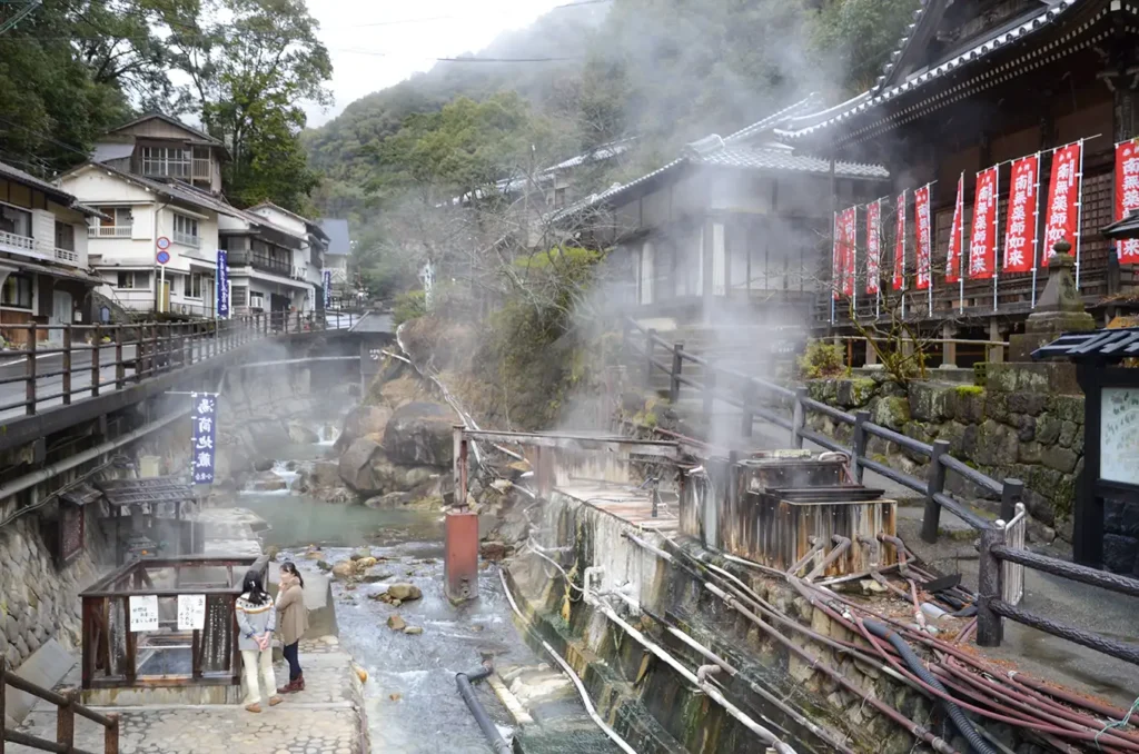 Village thermal de Yunomine Onsen, sources chaudes jaillissant le long de la rivi&egrave;re, Japon
