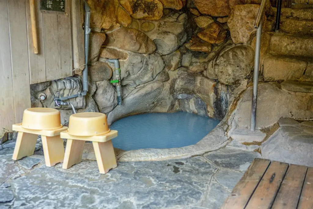Tsuboyu de Yunomine Onsen, bain thermal traditionnel creus&eacute; dans la roche, Japon