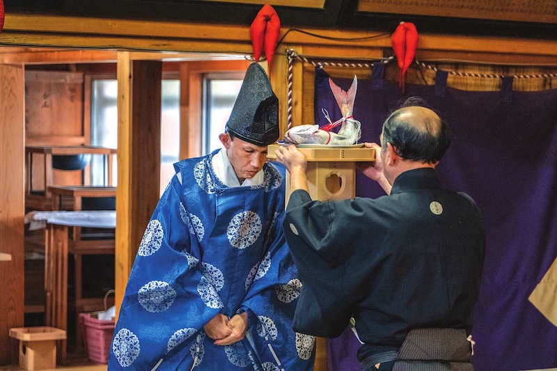 une cérémonie religieuse très formelle se déroule.