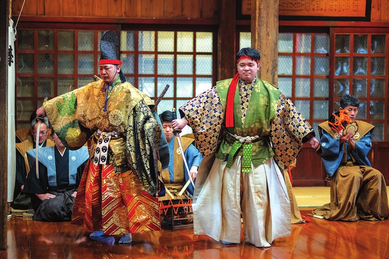 Le kyôgen, interlude entre deux pièces de nô, se joue sans masque et sur un rythme plus rapide