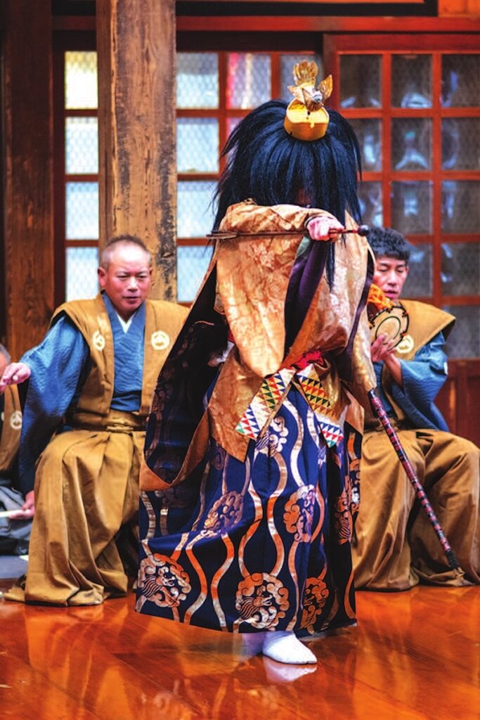 Un jeu de scène rythmé par le son des tambours, nô de Kurokawa