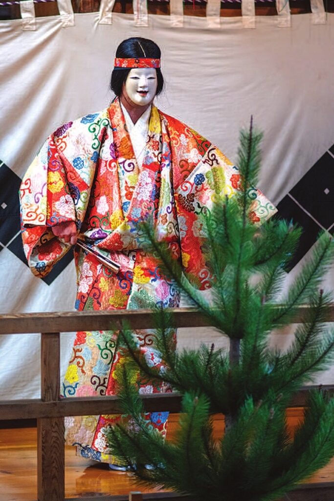 Le masque est plus petit que la taille réelle du visage, Nô de Kurokawa