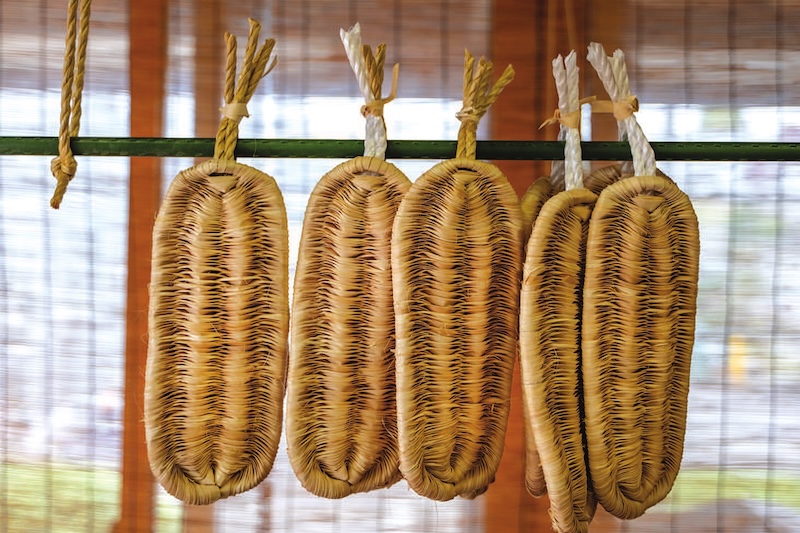 Les z&ocirc;ri nouvellement tiss&eacute;s sont suspendus le temps d'un s&eacute;chage naturel.