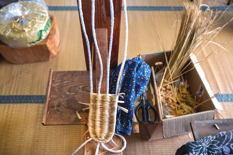 Le tissage des z&ocirc;ri avec la paille de riz r&eacute;clame une tr&egrave;s grande dext&eacute;rit&eacute; et un long apprentissage. 