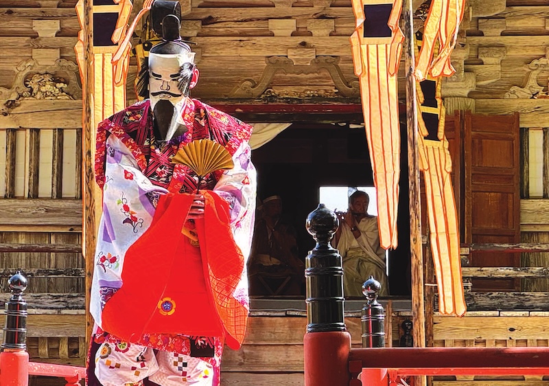 Au Jion-ji, &agrave; Sagae, la sc&egrave;ne du bugaku est install&eacute;e entre la porte et le hall principal. 