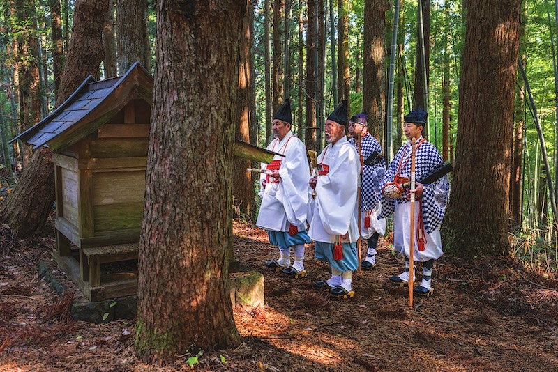 Au mont Haguro, on peut faire des rencontres color&eacute;es et parfois mystiques.