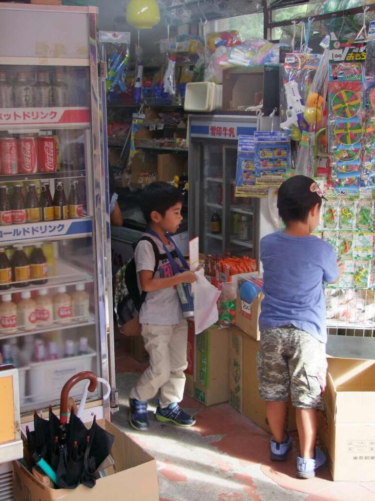Enfants dans une dagashiya