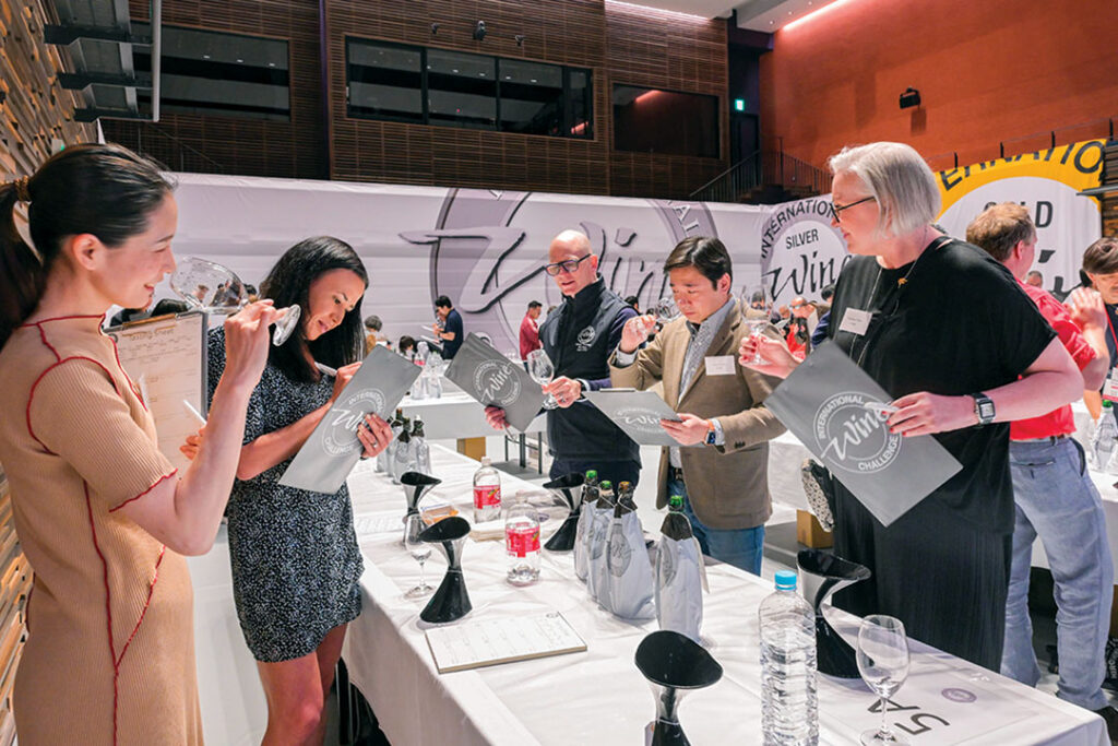 Evaluation de saké pendant le concours de sake IWC àHiroshima