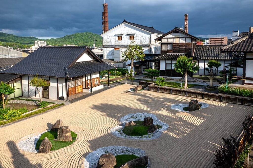Jardin d'un temple et la ville de Saijo à Hiroshima / © Eric Rechsteiner