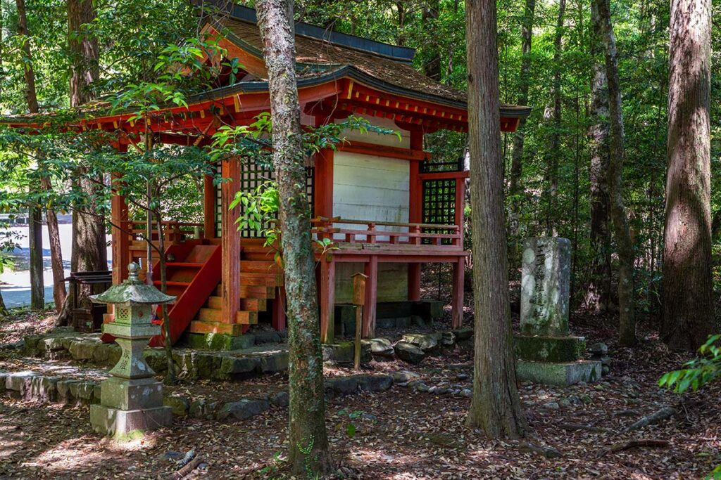 Petit sanctuaire nich&eacute; dans la for&ecirc;t du Kumano-kodo (Wakayama, Japon). &copy;Eric Rechsteiner